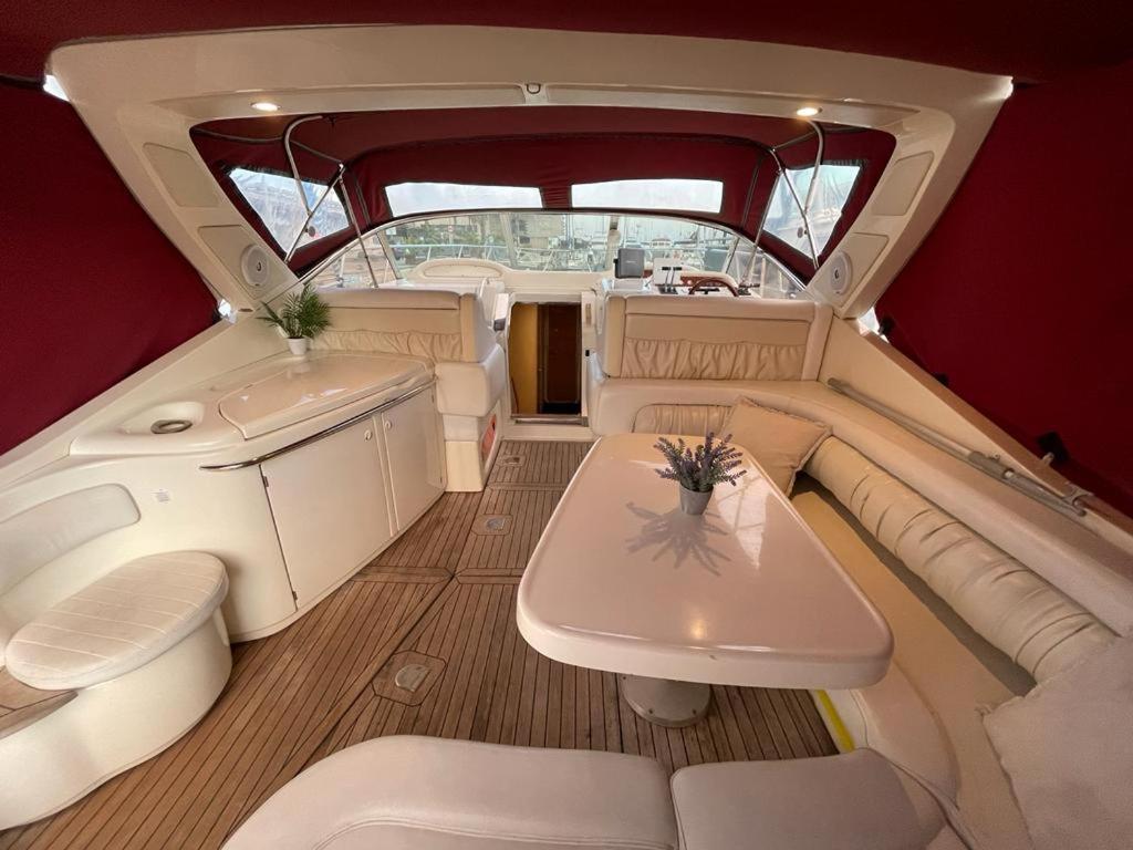 Cozy Yacht Lodge In Barcelona With Boat Tour Option サン・アドリア・デ・ベソス エクステリア 写真