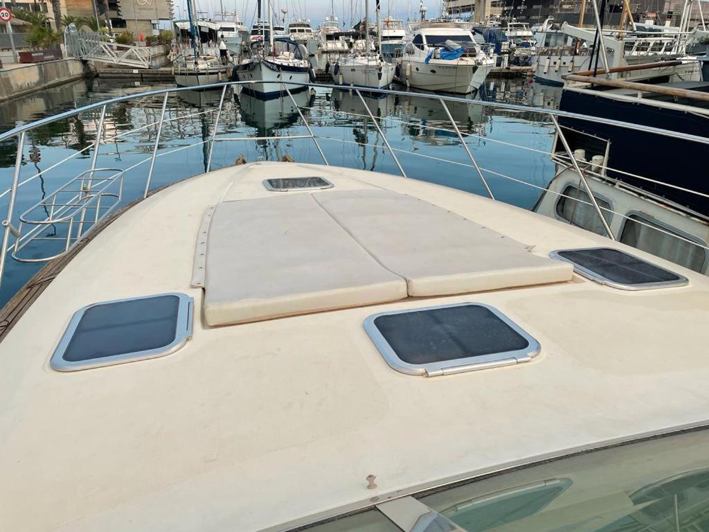 Cozy Yacht Lodge In Barcelona With Boat Tour Option サン・アドリア・デ・ベソス エクステリア 写真