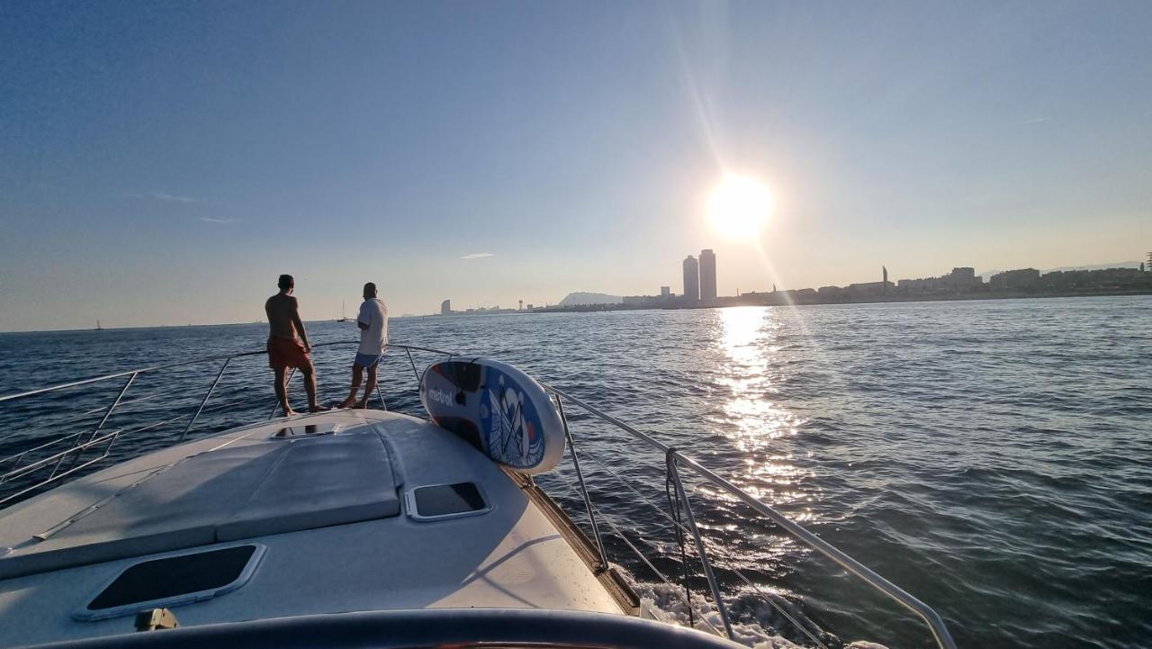 Cozy Yacht Lodge In Barcelona With Boat Tour Option サン・アドリア・デ・ベソス エクステリア 写真